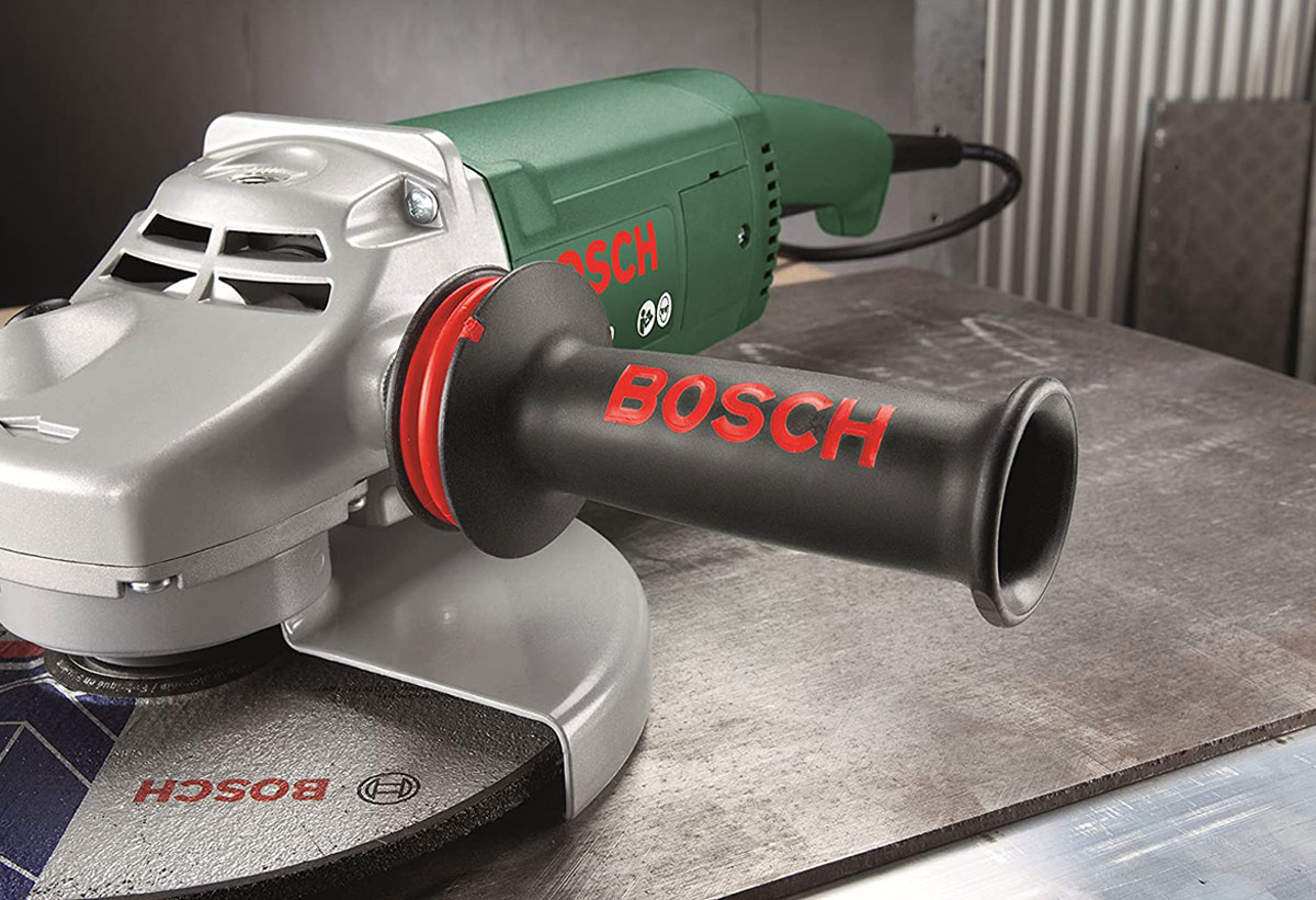 Εδώ απεικονίζεται ο γωνιακός τροχός από πλάγια όψη με το logo Bosch.